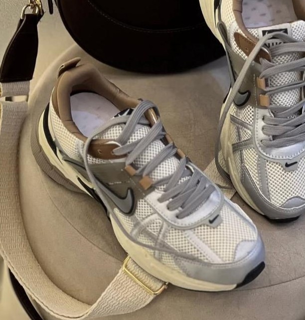 کفش زنانه طرح وی تو کی v2k کرم