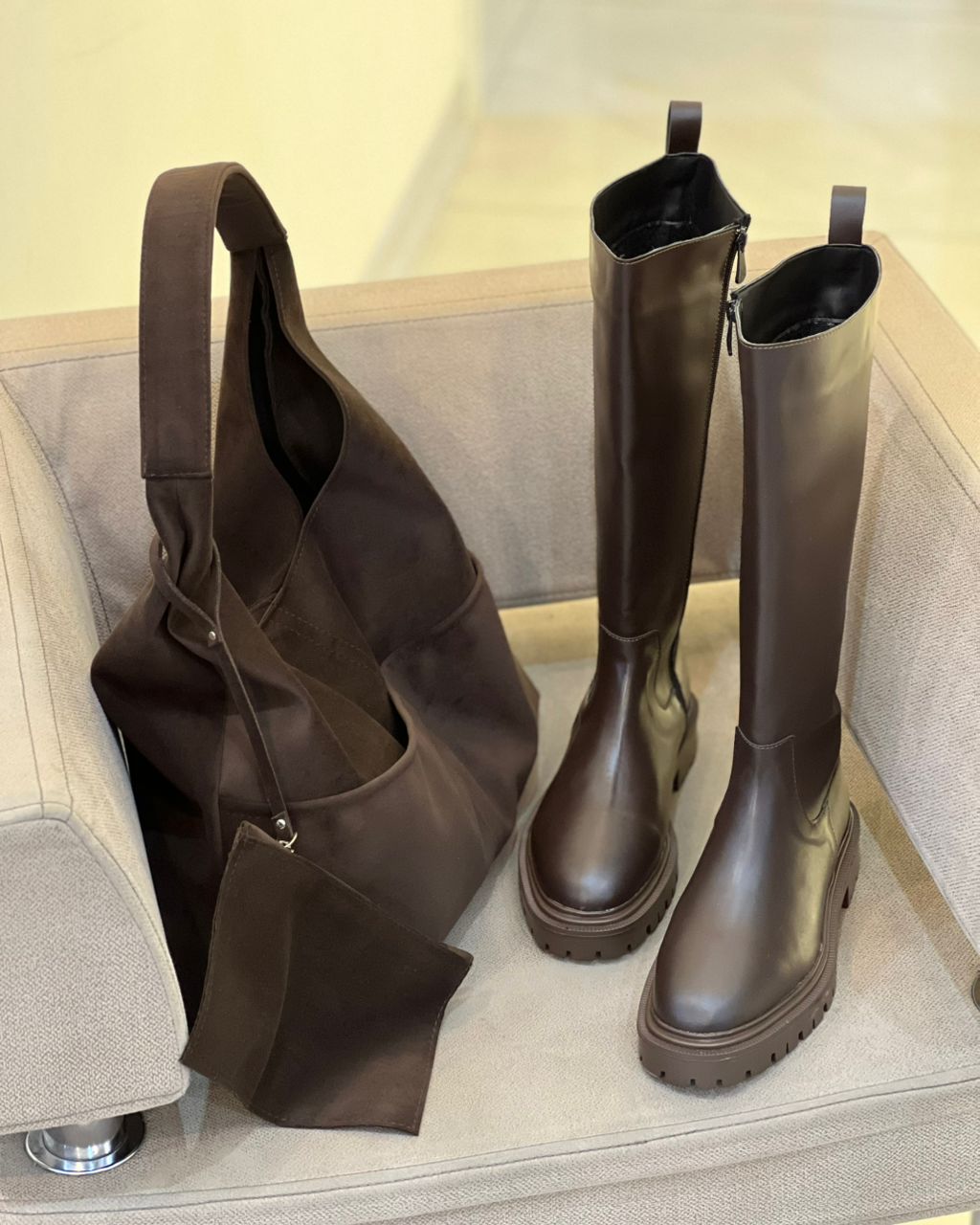 بوت زنانه بلند ساده چرم قهوه ای